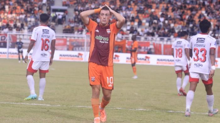 Pemain-Borneo-FC-Mariano-Peralta-memegang-kepala-dalam-laga-melawan-Bali-United.jpg