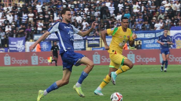 Pemain-PSIM-Yogyakarta-Nermin-Haljeta-saat-berusaha-melewati-hadangan-bek-Persebaya-Surabaya.jpg