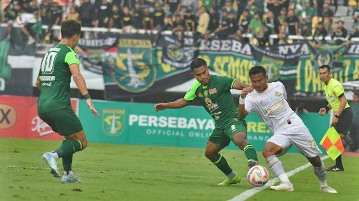 Pemain-Persebaya-Surabaya-Ardi-Idrus-berebut-bola-dengan-pemain-Arema-FC.jpg