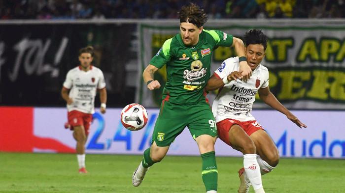 Pemain-Persebaya-Surabaya-Dejan-Tumbas-berebut-bola-dengan-pemain-Bali-United-Andhika.jpg