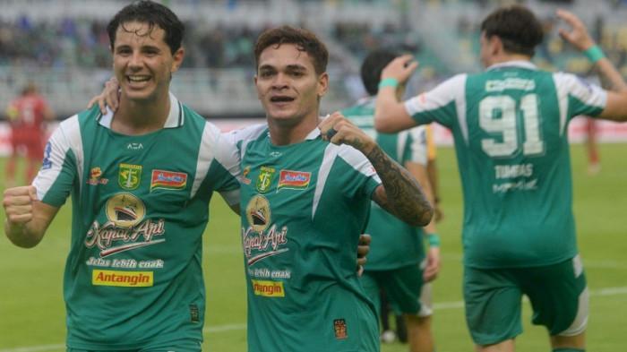 Pemain-Persebaya-Surabaya-Gali-Freitas-dan-Bruno-Moreira-merayakan-gol-ke-gawang-Malut-United.jpg