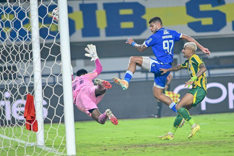 Pemain-Persib-Bandung-Berguinho-mencetak-gol-ke-gawang-PSBS-Biak-yang-dikawal-Kadu-Monteiro.jpg