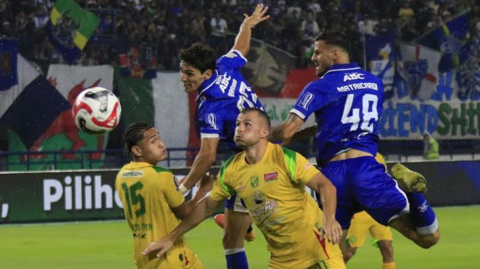 Pemain-Persib-Bandung-Federico-Barba-berebut-bola-dengan-pemain-Persebaya-Surabaya.jpg