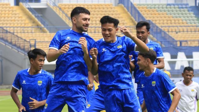 Pemain-Persib-Bandung-Frans-Putros-dan-Alfeandra-Dewangga-menjalani-latihan.jpg