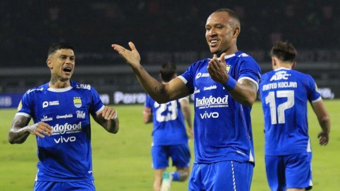 Pemain-Persib-Bandung-Gustavo-de-Franca-melakukan-selebrasi-setelah-berhasil-mencetak-gol.jpg