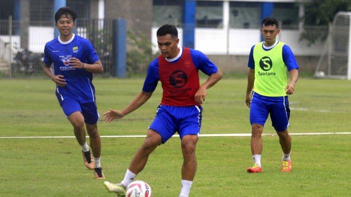 Pemain-Persib-Bandung-Rachmat-Irianto-tengah-berusaha-mengontrol-bola-saat-mengikuti-gim-internal.jpg