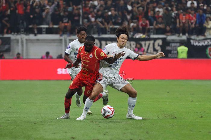 Pemain-Persija-Jakarta-Allano-Lima-berduel-dengan-pemain-Persita-Tangerang-Bae-Sin-yeong.jpg