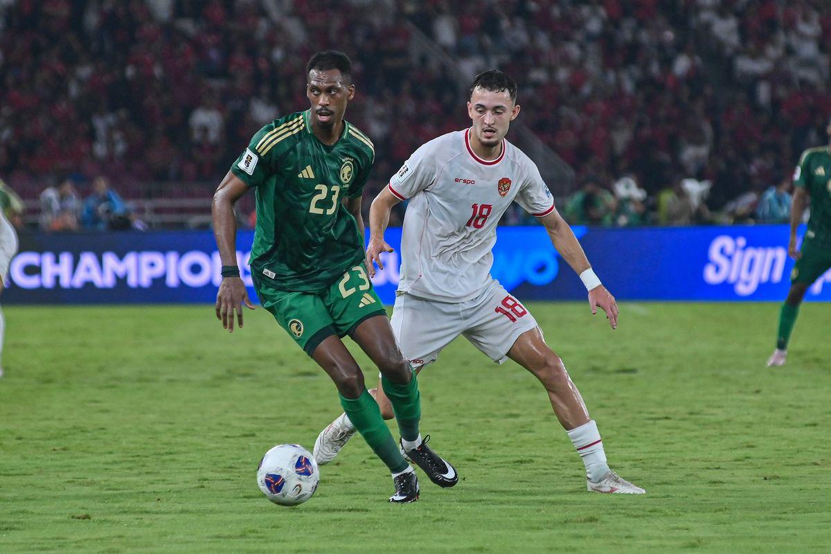 Pemain-Timnas-Arab-Saudi-Mohamed-Kanno-dibayangi-pemain-Timnas-Indonesia-Ivar-Jenner.jpg