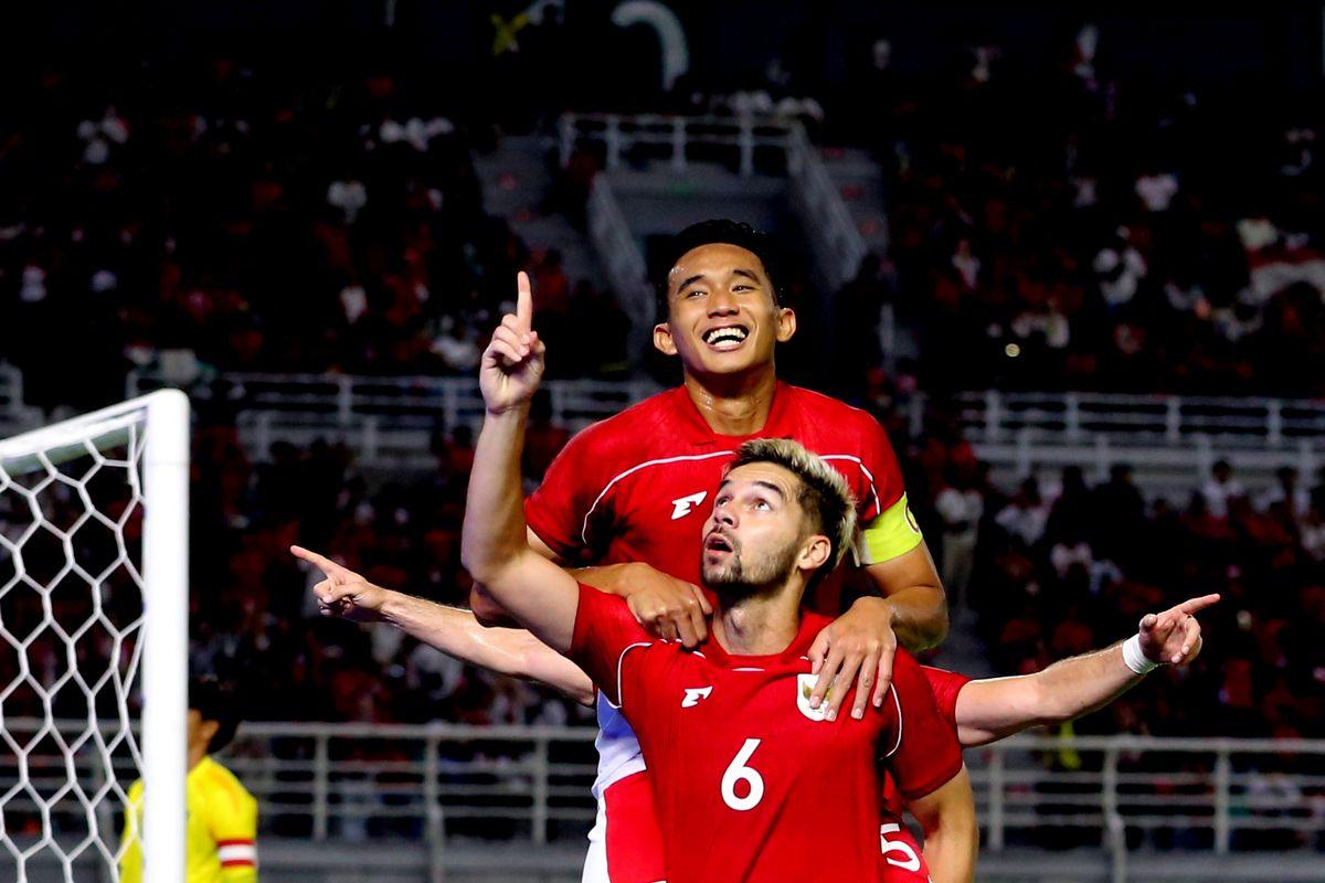 Pemain-Timnas-Indonesia-Sandy-Walsh-dan-Rizky-Ridho-selebrasi-usai-menjebol-gawang-Taiwan.jpg
