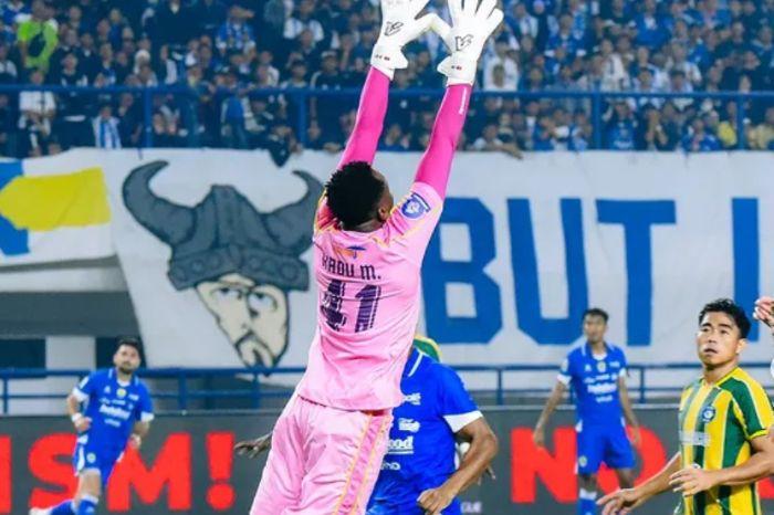 Penampilan-kiper-PSBS-Biak-Kadu-saat-laga-melawan-Persib-Bandung.jpg