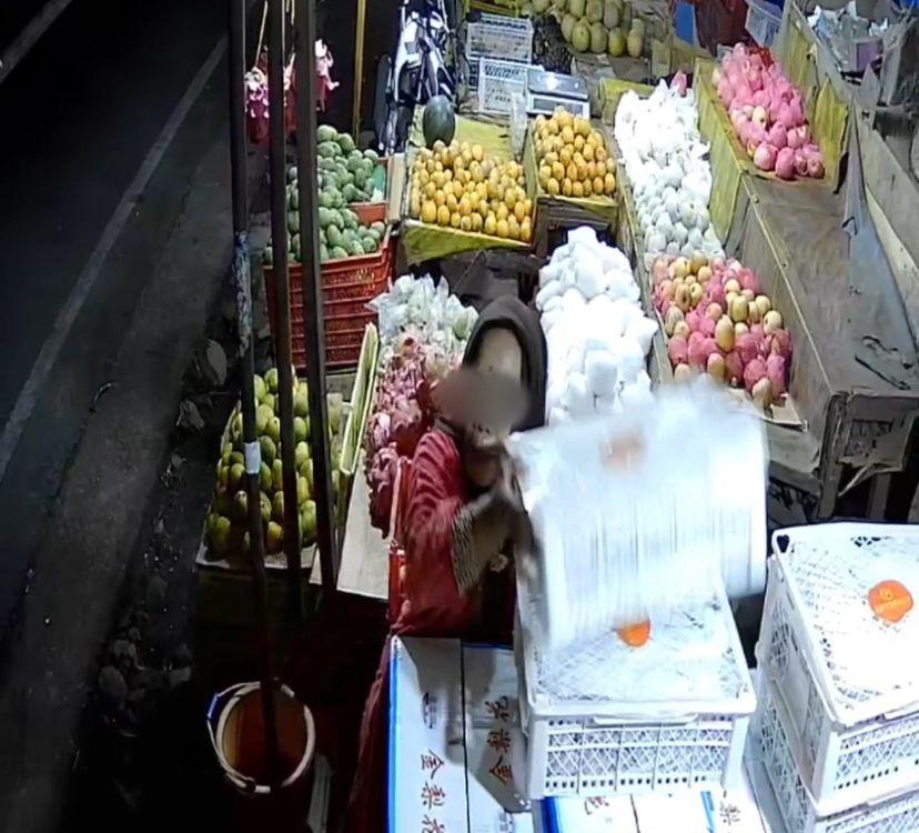 Pencuri-buah-tertangkap-CCTV-di-Bondowoso.jpg