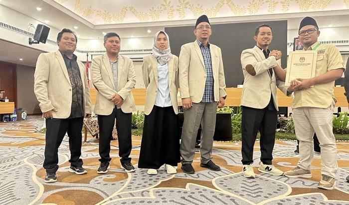 Penyerahan-berita-acara-dalam-rapat-pleno-penetapan-hasil-di-Hotel-Surya-Prigen.jpg