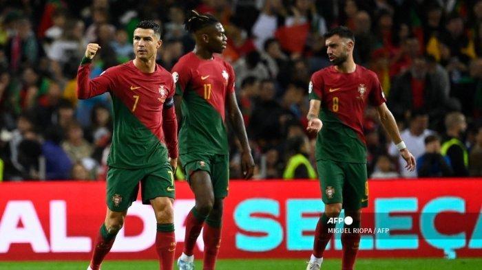 Penyerang-Portugal-07-Cristiano-Ronaldo-merayakan-bersama-rekan-satu-timnya.jpg