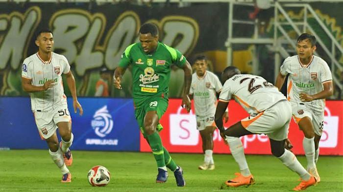 Penyerang-asing-Persebaya-Surabaya-Diego-Mauricio-dihadang-pemain-Borneo-FC.jpg