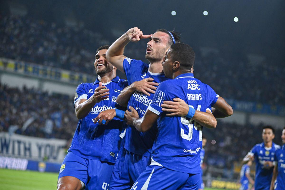 Penyerang-tengah-Persib-Bandung-Andrew-Jung-selebrasi-bersama-rekan-rekannya.jpg