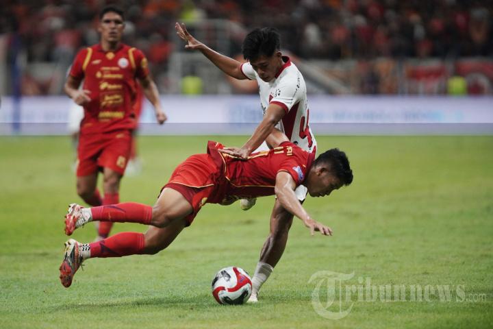 Pesepak-bola-Persija-Jakarta-Rio-Fahmi-berbenturan-dengan-pesepak-bola-Bali-United-Rahmat-Arjuna.jpg