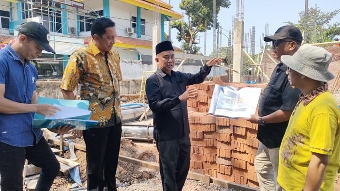 Pj-Bupati-Probolinggo-Ugas-Irwanto-saat-meninjau-pembangunan-Gedung-Pusat-Oleh-oleh-Khas-Probolinggo.jpg