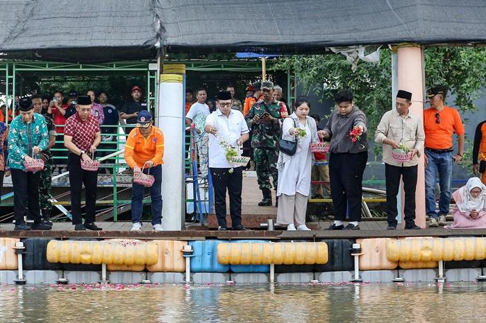 Pj-Wali-Kota-Mojokerto-Ali-tabur-bunga-tanda-pencarian-korban-hanyut.jpg