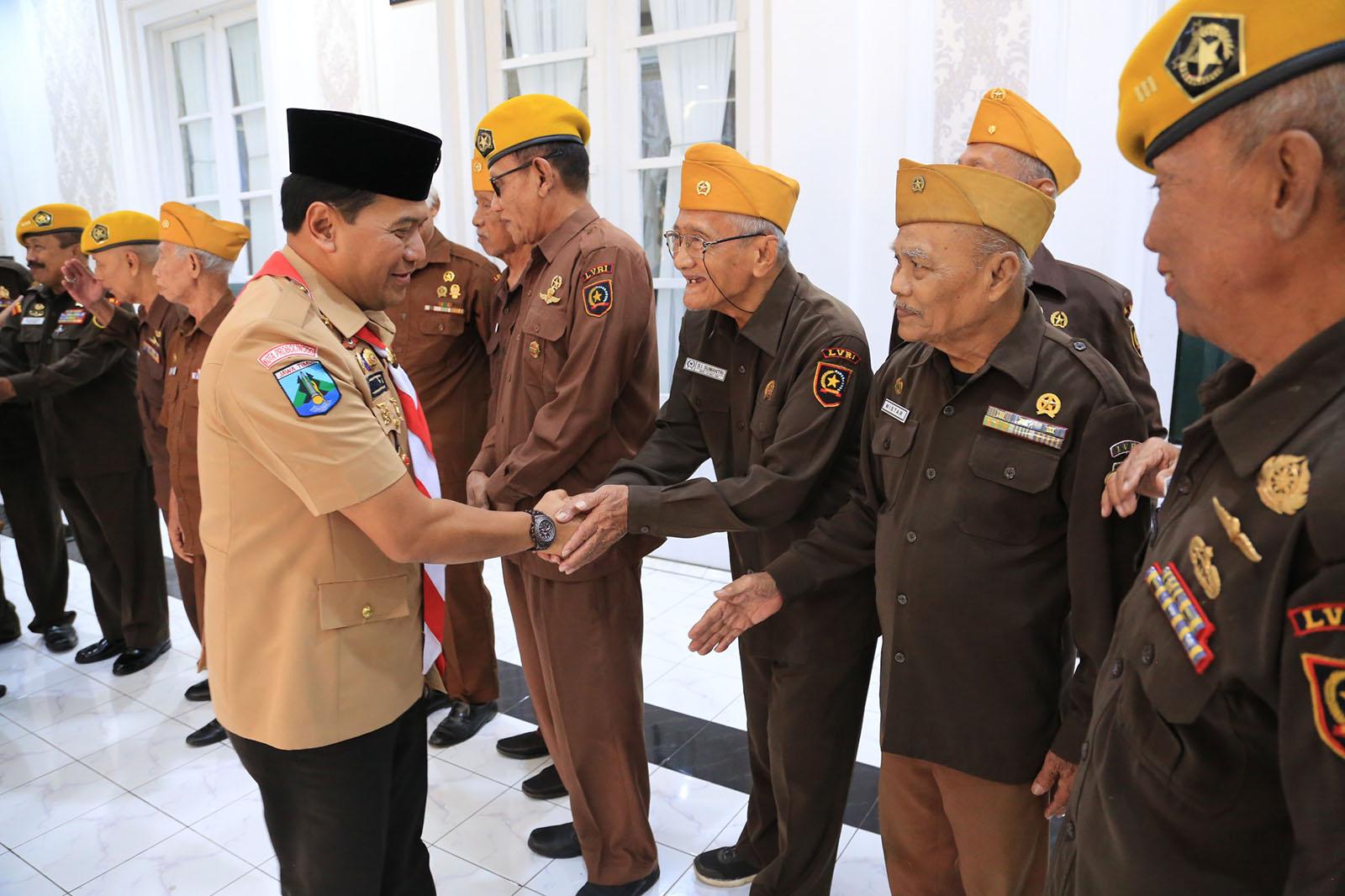 Pj-Walikota-Probolinggo-Nurkholis-saat-menyalami-para-veteran-yang-diundangnya-ke-rumah-dinas.jpg
