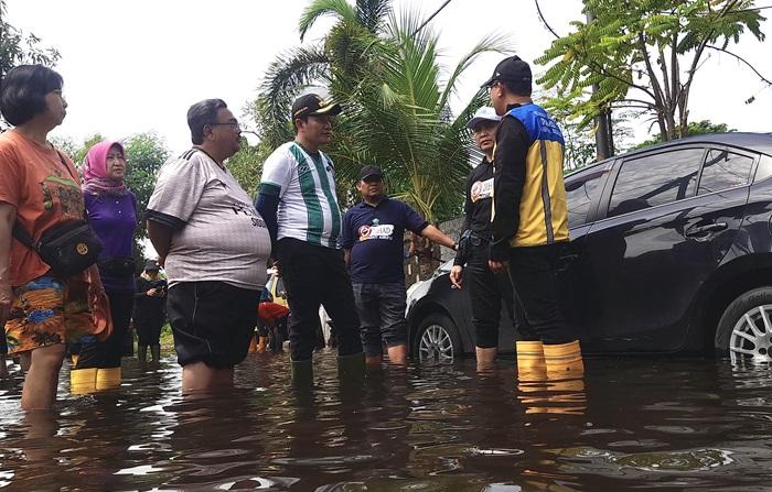 Plt-Bupati-Sidoarjo-Subandi-saat-meninjau-lokasi-banjir-di-kawasan-Waru.jpg