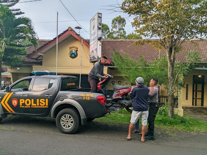 Polisi-melakukan-razia-balap-liar-di-jalan-Raya-Kecamatan-Curahdami-Kabupaten-Bondowoso.jpg