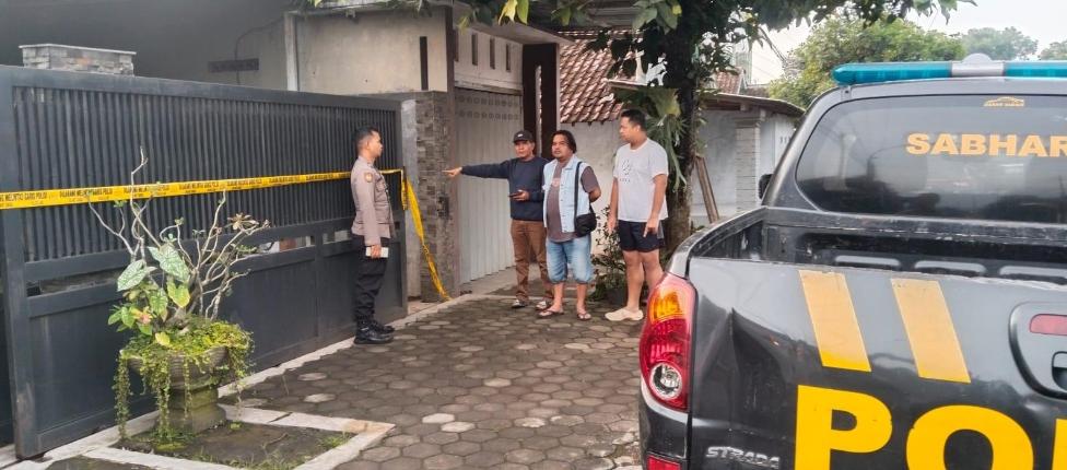 Polisi-memasang-Police-Line-di-pagar-rumah-di-Desa-Penanggungan-Bondowoso.jpg
