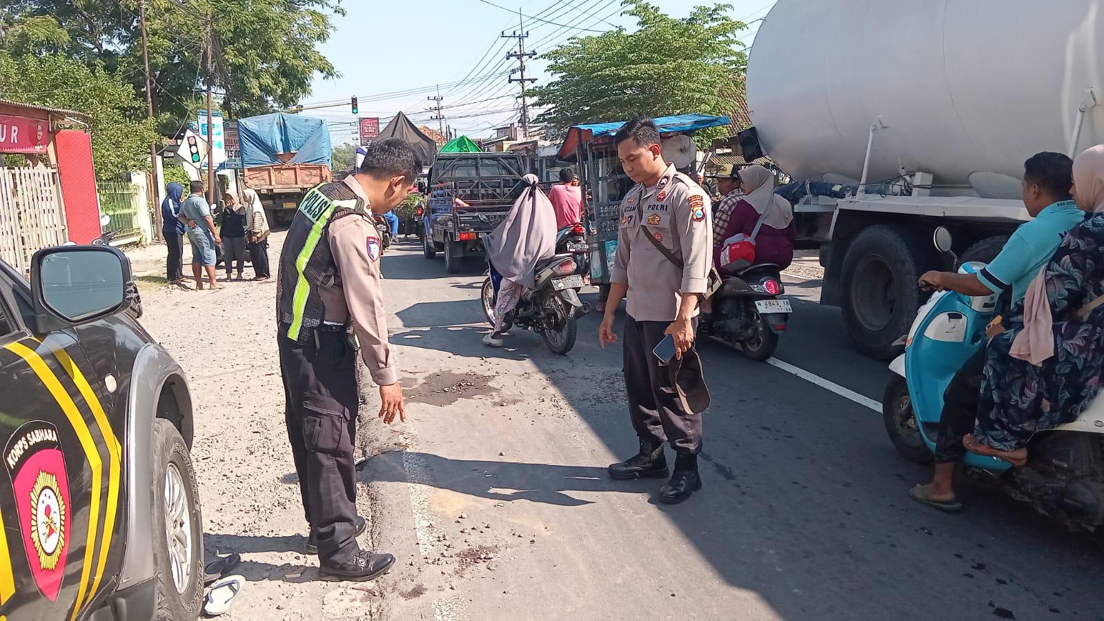 Berniat Dahului Bus, 2 Orang Berboncengan Motor Tabrak Truk Parkir di Lumajang, 1 Tewas