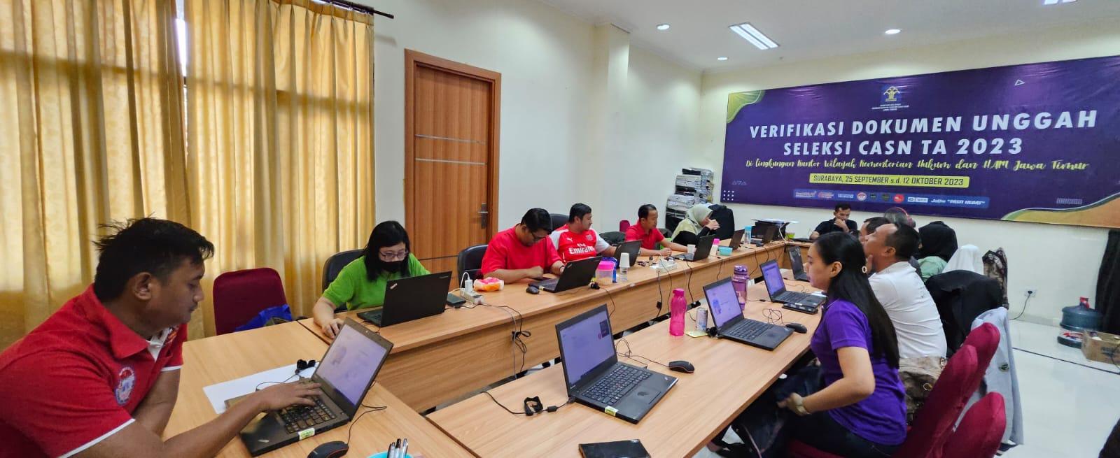 Proses-verifikasi-dokumen-CPNS-di-wilayah-Kanwil-Kemenkumham-Jatim.jpg
