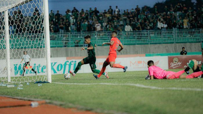 Prosesi-gol-kemenangan-Persebaya-Surabaya-atas-Borneo-FC.jpg