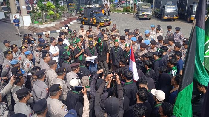 HMI Jember Demo Minta Polisi Tes Urine