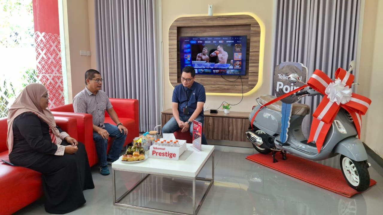 Puspita-Dewi-jilbab-cokelat-warga-Madiun-dapat-hadiah-dari-Telkomsel.jpg
