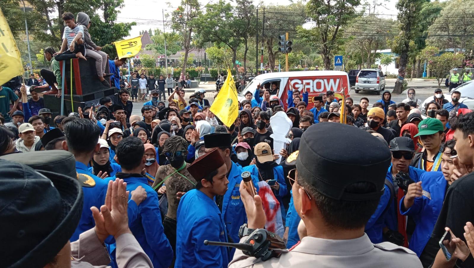 Ratusan-mahasiswa-demo-di-depan-Kantor-Bupati-Probolinggo-Kamis-1562023.jpg