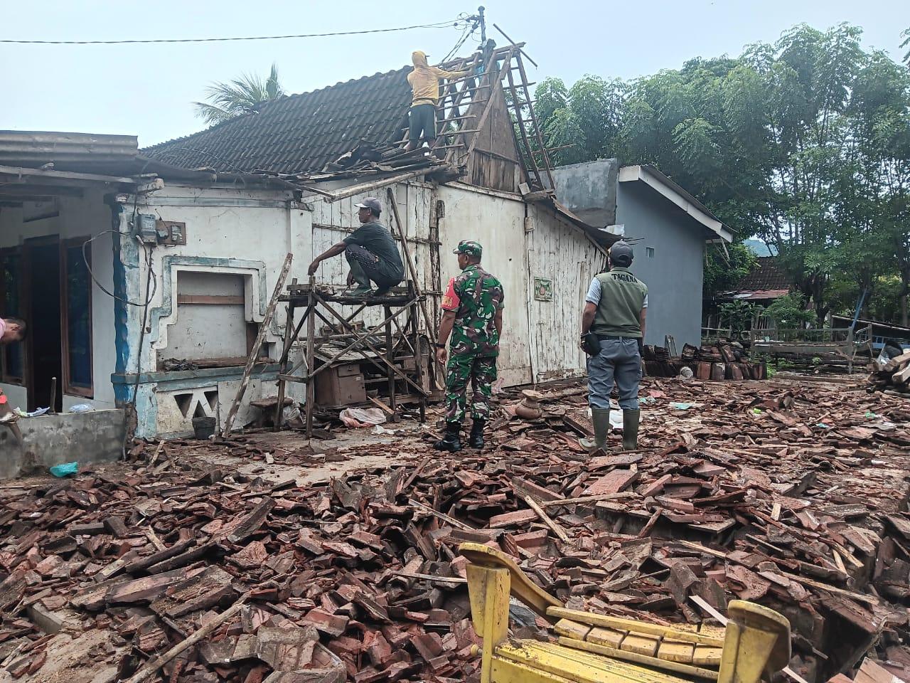 Struktur Bangunan Rapuh dan Diguyur Hujan Sebabkan Rumah Warga Kendit Situbondo Ambruk