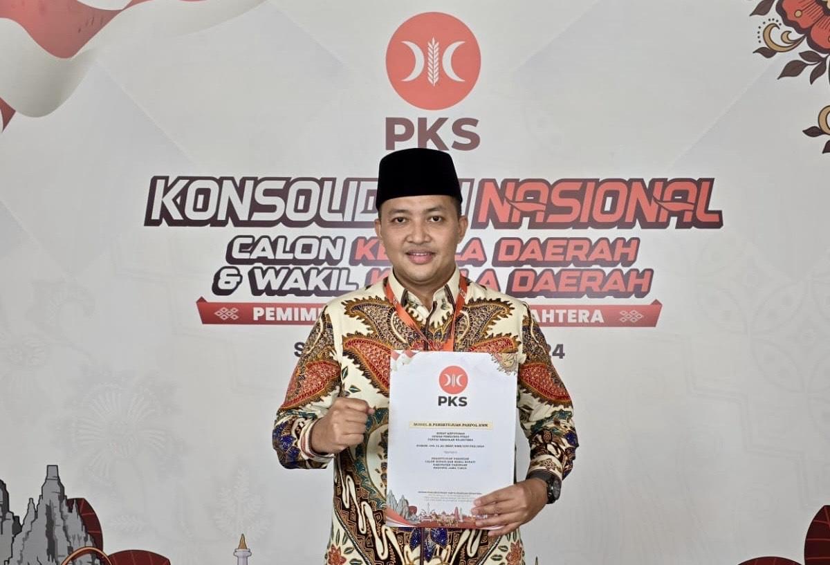 Rusdi-Sutedjo-saat-menerima-B1-KWK-dari-DPP-PKS-di-Jakarta.jpg