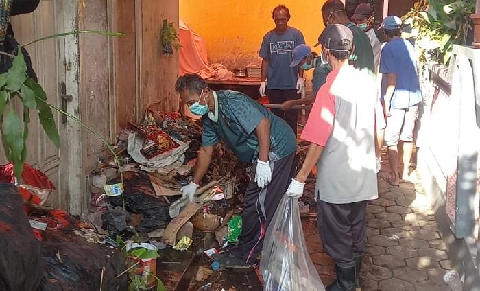 SAMPAH-Tim-gabungan-saat-melakukan-bersih-bersih-sampah-di-rumah-Pasutri.jpg