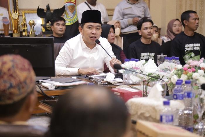 SIAPKAN-LAHAN-Bupati-Muhammad-Fawait-saat-ikuti-rapat-zoom-panen-raya.jpg