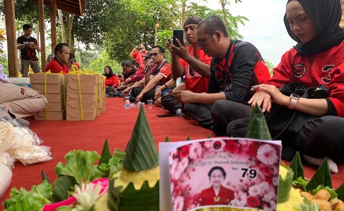 SYUKURAN-Pengurus-PDIP-gelar-tumpengan-di-bantaran-sungai-Bedadung.jpg