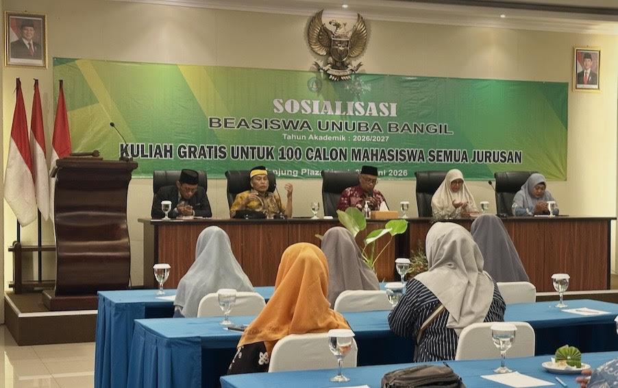 Salah-satu-mustasyar-PCNU-Bangil-Dr-KH-Najib-Syafii-memberi-sambutan.jpg