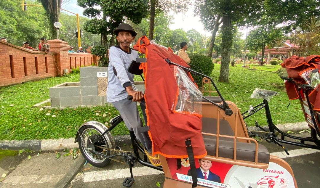 Salihuddin-70-penarik-becak-asal-Desa-Bataan-Kecamatan-Tenggarang-Bondowoso.jpg