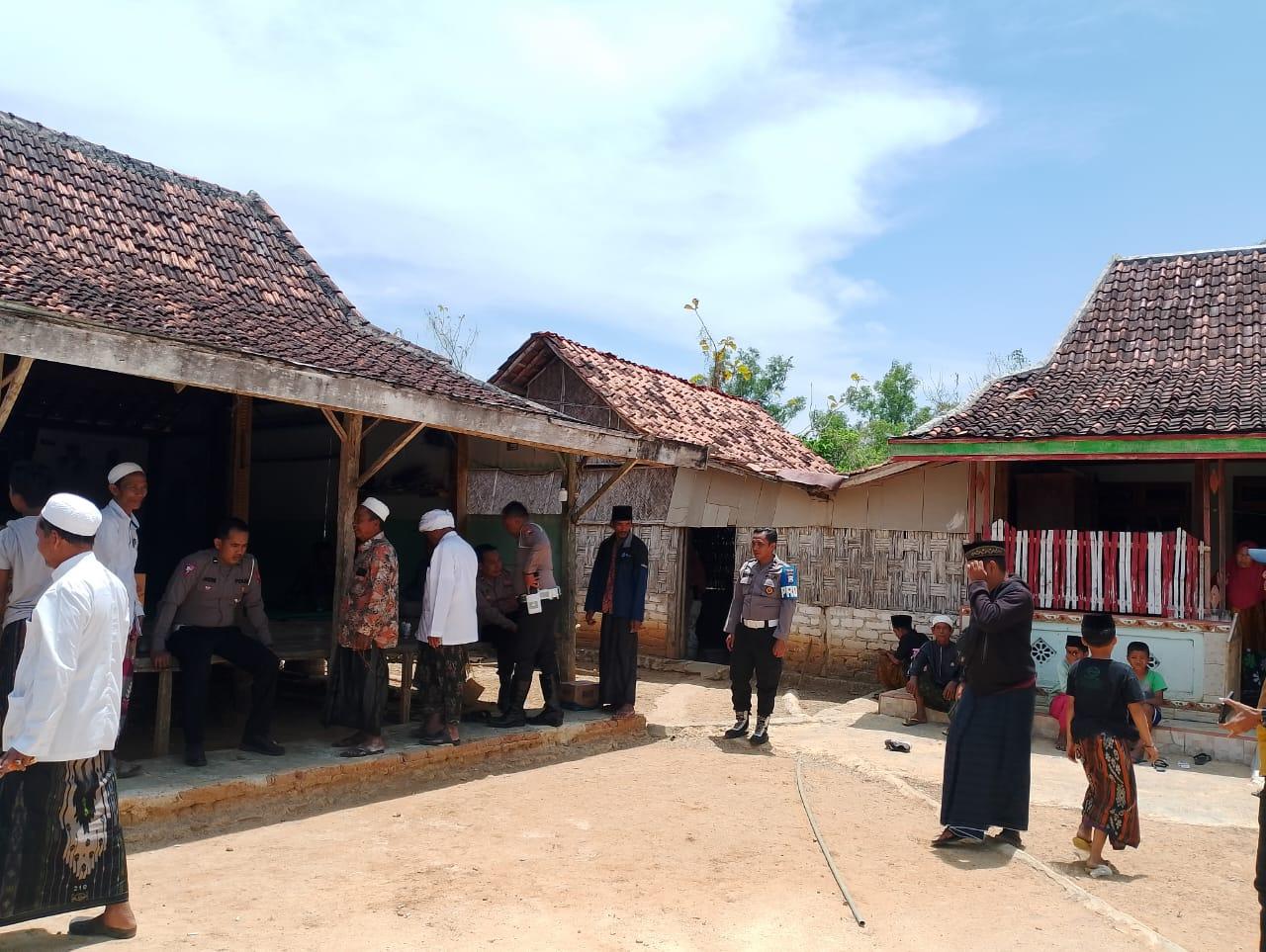 Sejumlah-anggota-Sat-Lantas-Polres-Sampang-saat-mengunjungi-rumah-duka-korban.jpg