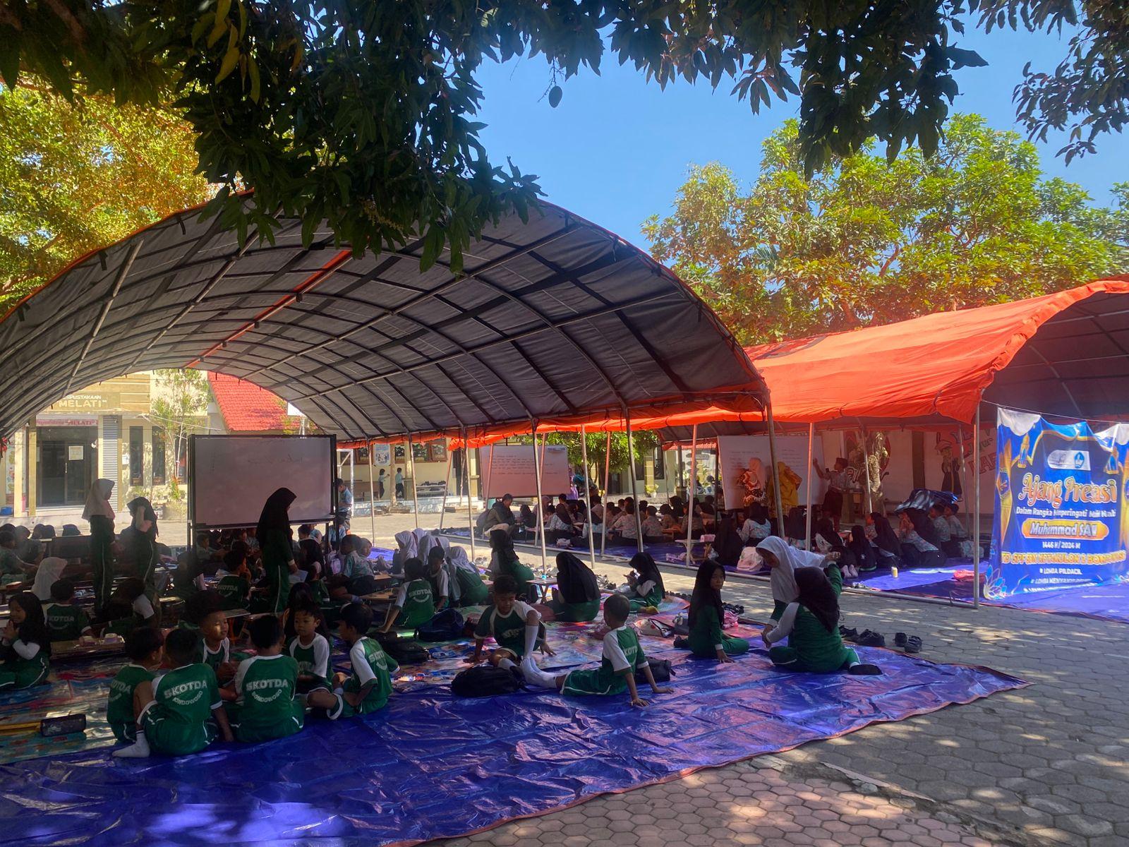 Sekolah Rusak karena Gempa Ratusan Siswa SDN Kotakulon 2 Bondowoso Belajar di Tenda Darurat