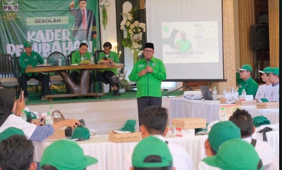 Sekretaris-DPC-PKB-Kabupaten-Pasuruan-Samsul-Hidayat-saat-berikan-materi-di-sekolah-kader-PKB.jpg