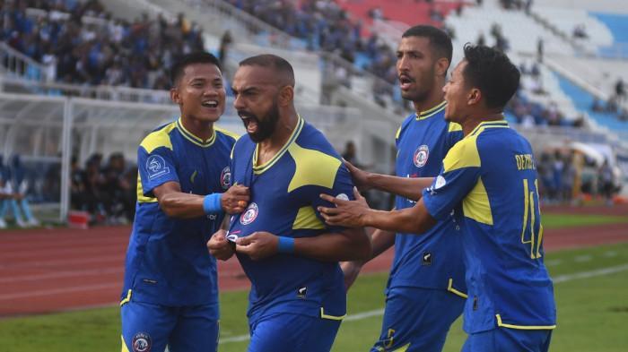 Selebrasi-pemain-Arema-FC-Dalberto-saat-menjamu-PSBS-Biak.jpg