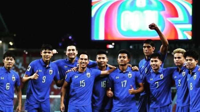 Selebrasi-winger-Thailand-17-Suphanat-Mueanta-bersama-rekan-setimnya.jpg
