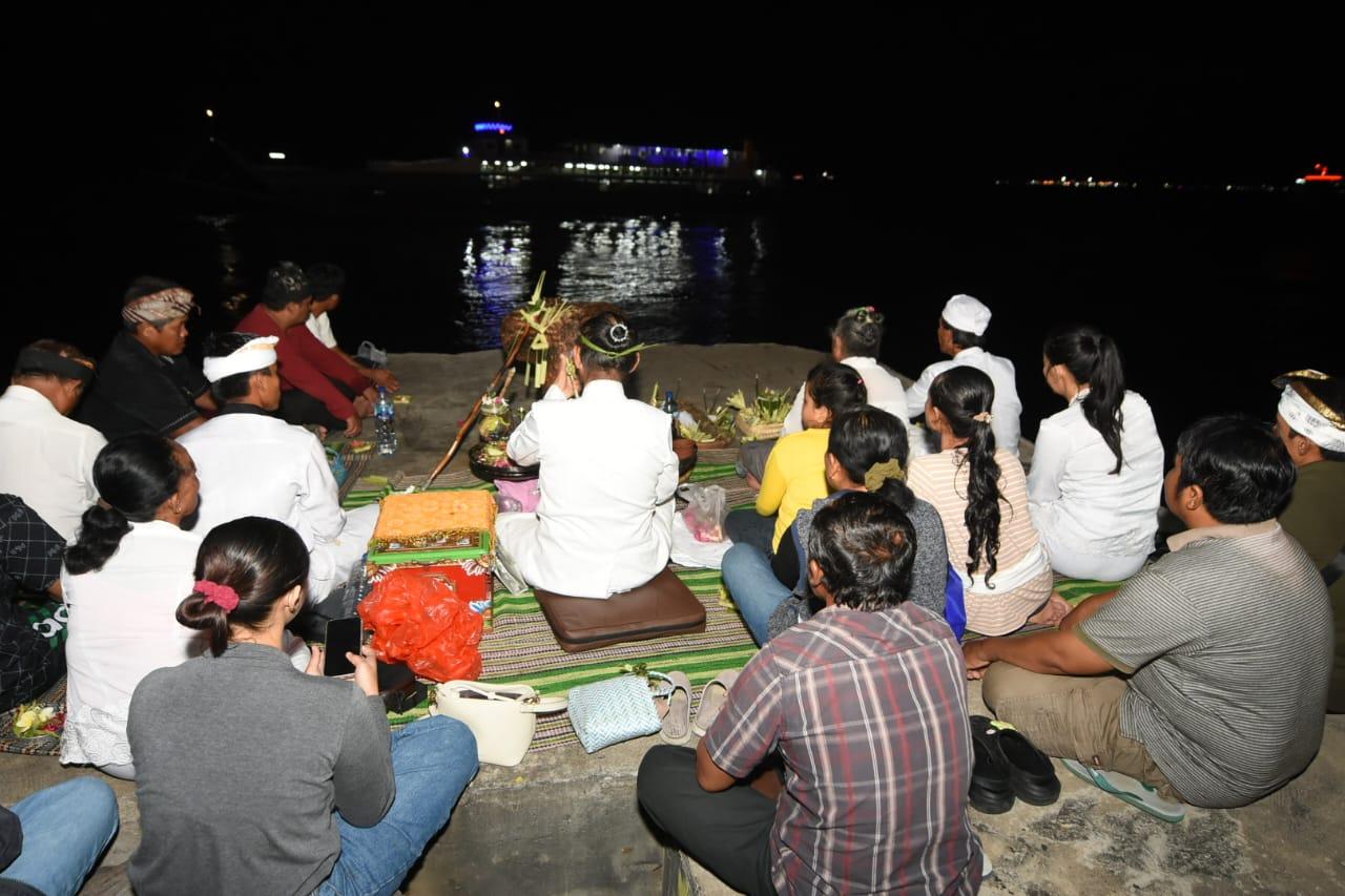 Keluarga Seorang ABK KMP Tunu Pratama Jaya Gelar Sembahyang di Pinggir Pantai Ketapang