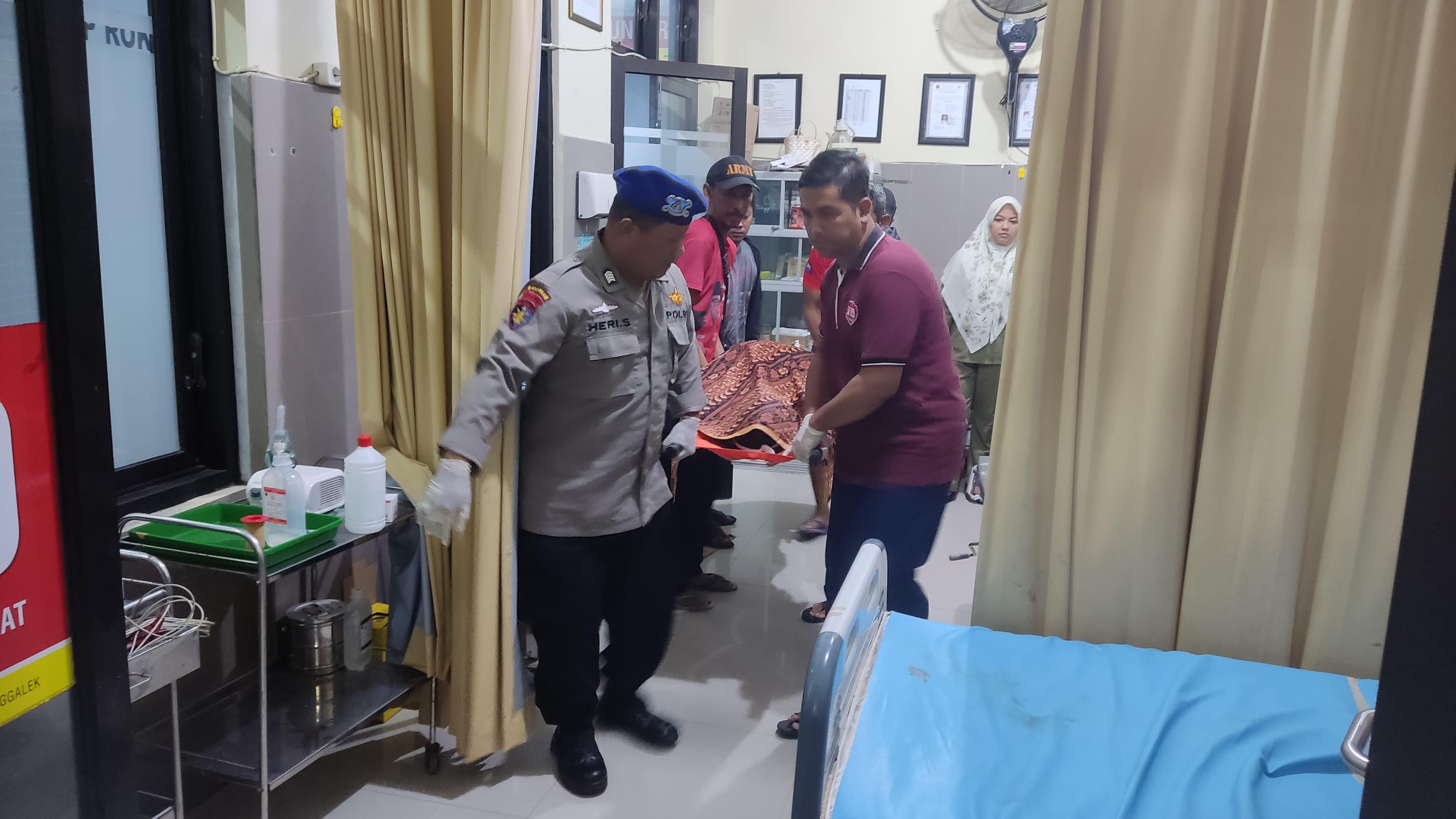 Wisatawan Meninggal Dunia di Pantai Karanggongso Trenggalek Usai Bermain Banana Boat