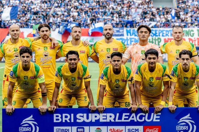 Skuad-Persebaya-Surabaya-berfoto-di-hadapan-suporter-Persib-Bandung.jpg