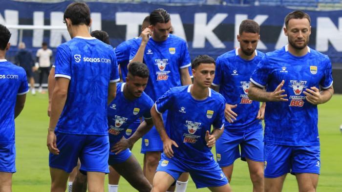 Skuad-Persib-Bandung-menjalani-latihan-resmi-di-Stadion-Gelora-Bandung-Lautan-Api.jpg