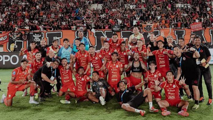 Skuad-Persija-Jakarta-berfoto-di-depan-Jakmania-usai-laga-melawan-Persik-Kediri.jpg