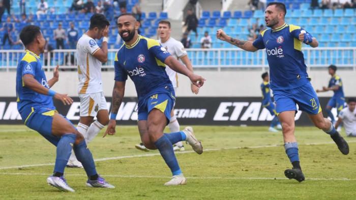 Striker-Arema-FC-Dalberto-Luan-Belo-bersama-Ian-Lucas-Puleio-Bayu-Setiawan-berselebrasi.jpg